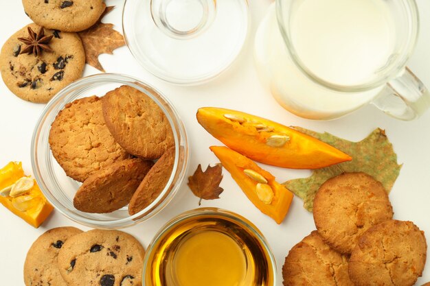 Concepto de comida sabrosa con galletas de calabaza sobre fondo blanco.