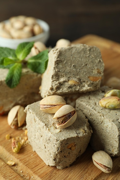 Concepto de comida sabrosa con halva sobre fondo de madera