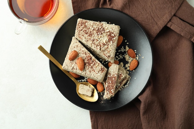 Concepto de comida sabrosa con halva sobre fondo de textura blanca