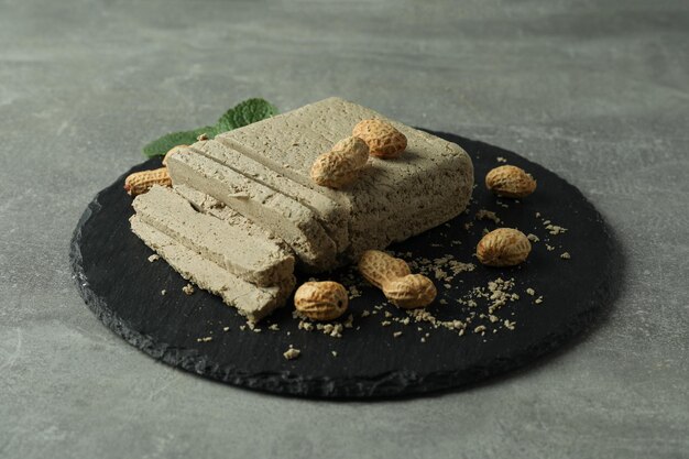 Concepto de comida sabrosa con halva sobre fondo de textura gris