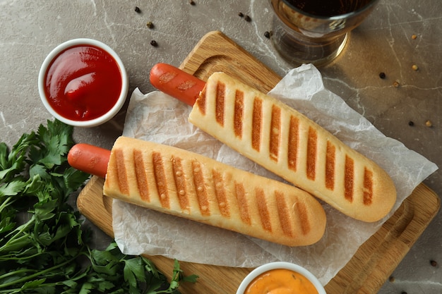 Concepto de comida sabrosa con hot dog francés