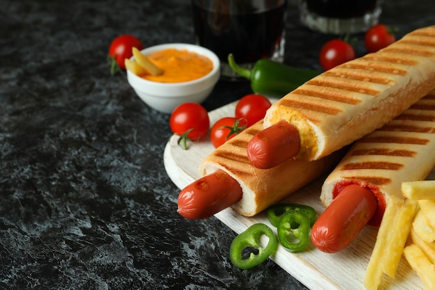 Concepto de comida sabrosa con hot dog francés