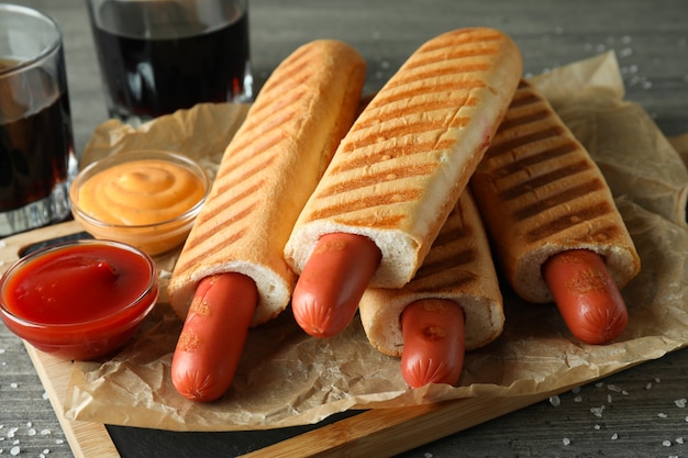 Concepto de comida sabrosa con hot dog francés