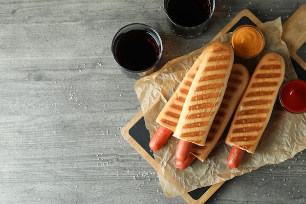 Concepto de comida sabrosa con hot dog francés