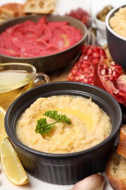 Concepto de comida sabrosa con hummus de cerca