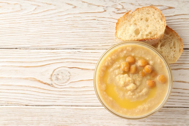 Concepto de comida sabrosa con hummus espacio para texto