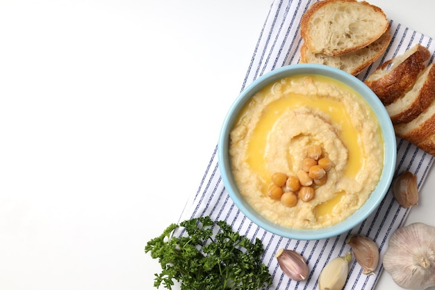 Concepto de comida sabrosa con hummus espacio para texto