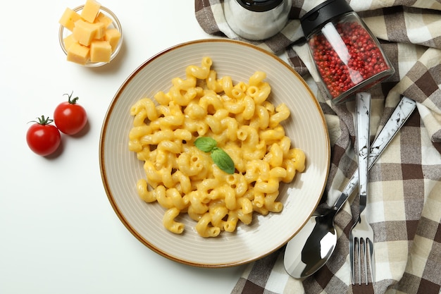 Concepto de comida sabrosa con macarrones con queso sobre fondo blanco.