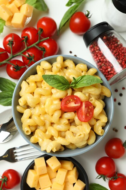 Concepto de comida sabrosa con macarrones con queso sobre fondo blanco.