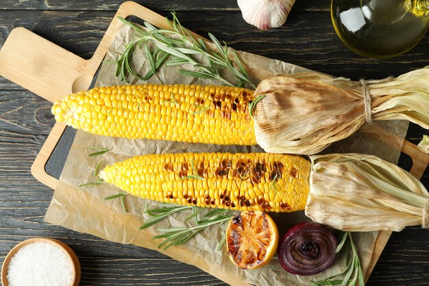 Concepto de comida sabrosa con maíz a la parrilla