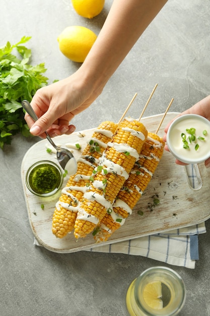 Concepto de comida sabrosa con maíz a la parrilla