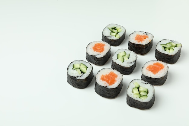 Concepto de comida sabrosa con maki sobre fondo blanco.