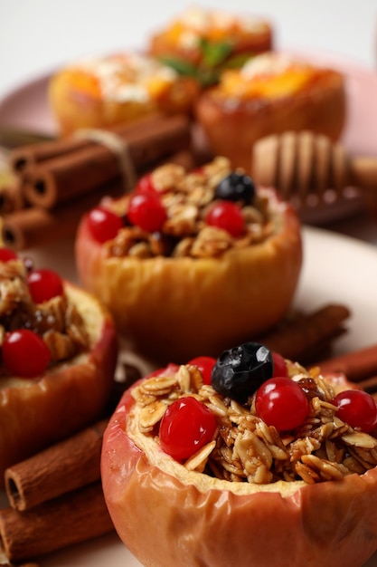 Concepto de comida sabrosa con manzana al horno, cerrar