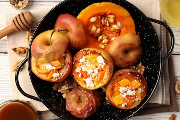 Concepto de comida sabrosa con manzana al horno, cerrar