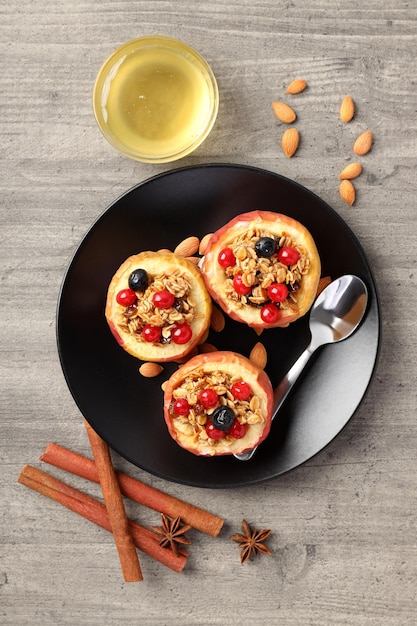 Foto concepto de comida sabrosa con manzana al horno sobre fondo de madera