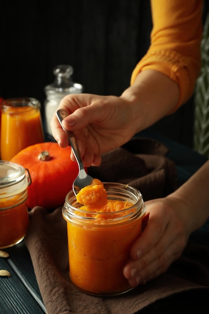 Concepto de comida sabrosa con mermelada de calabaza