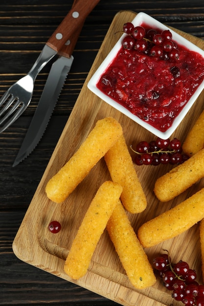 Concepto de comida sabrosa con palitos de queso en la mesa de madera rústica