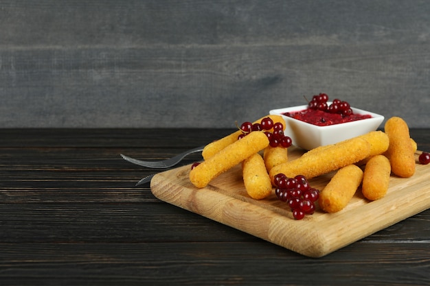 Concepto de comida sabrosa con palitos de queso en la mesa de madera rústica