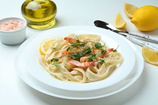 Concepto de comida sabrosa con pasta de camarones en blanco