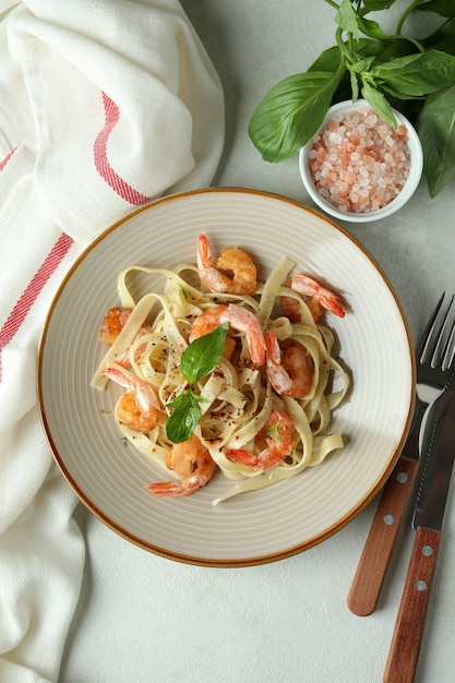 Concepto de comida sabrosa con pasta de camarones en la mesa con textura blanca