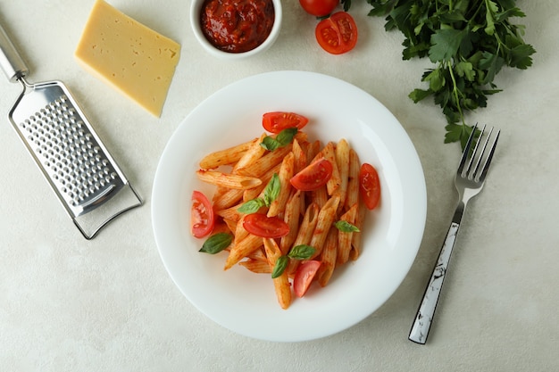 Concepto de comida sabrosa con pasta con salsa de tomate e ingredientes