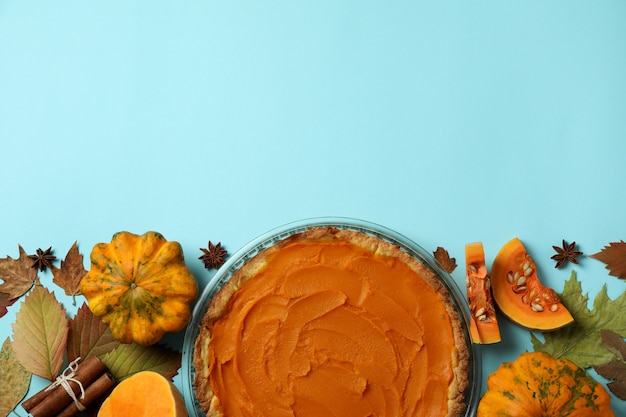 Concepto de comida sabrosa con pastel de calabaza sobre fondo azul.