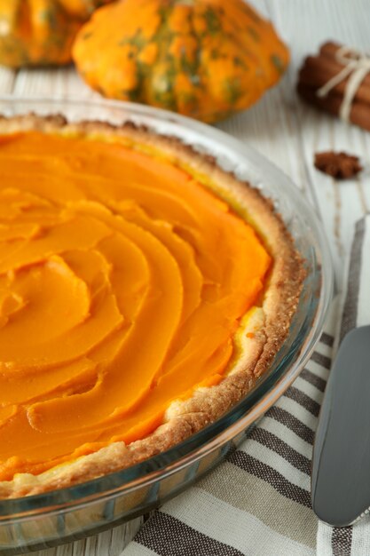 Concepto de comida sabrosa con pastel de calabaza sobre fondo blanco de madera