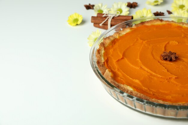 Concepto de comida sabrosa con pastel de calabaza sobre fondo blanco.