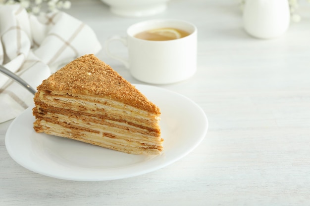 Concepto de comida sabrosa con pastel de miel espacio para texto