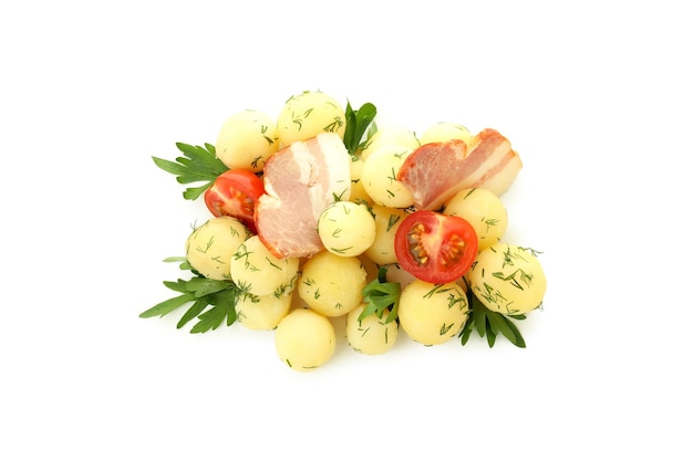 Concepto de comida sabrosa con patatas jóvenes hervidas aislado sobre fondo blanco.