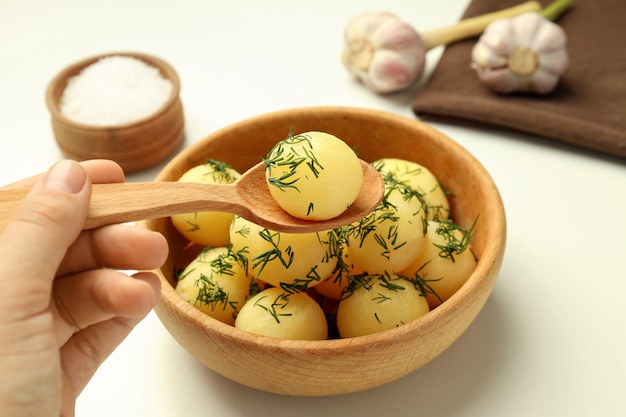 Concepto de comida sabrosa con patatas jóvenes hervidas de cerca