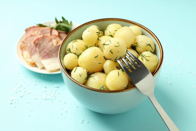 Concepto de comida sabrosa con patatas jóvenes hervidas de cerca