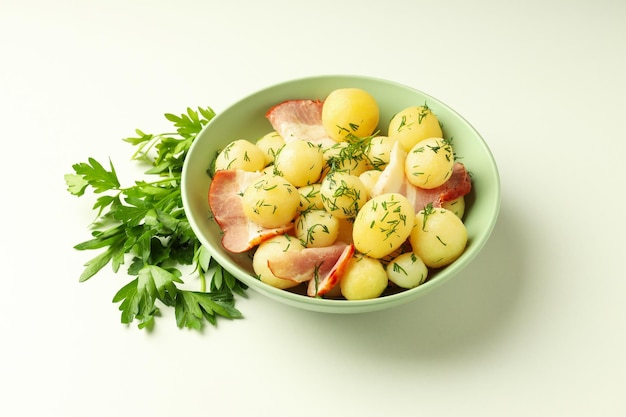 Concepto de comida sabrosa con patatas jóvenes hervidas