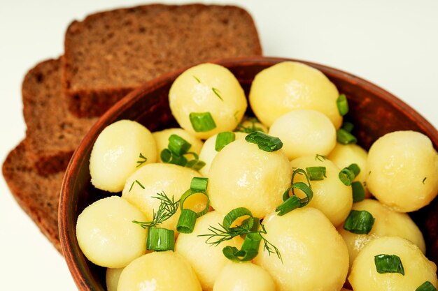 Concepto de comida sabrosa con patatas jóvenes hervidas