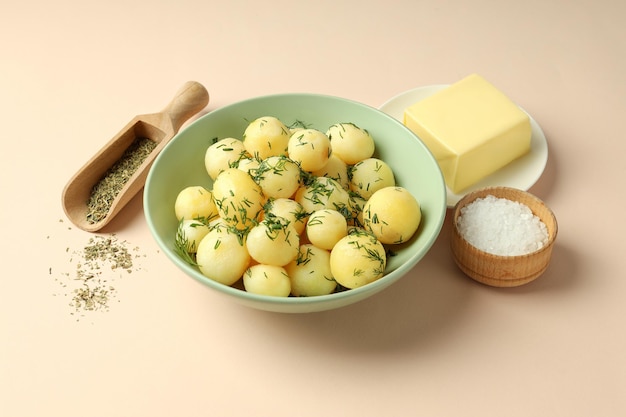 Concepto de comida sabrosa con patatas jóvenes hervidas