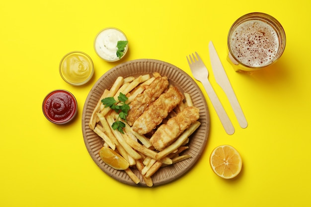 Concepto de comida sabrosa con pescado frito y patatas fritas aislado