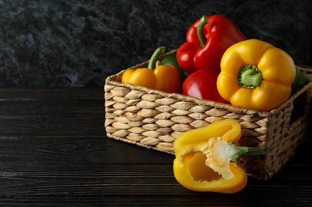 Concepto de comida sabrosa con pimiento en mesa de madera