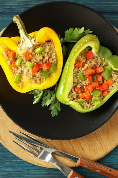 Concepto de comida sabrosa con pimiento relleno sobre fondo de madera