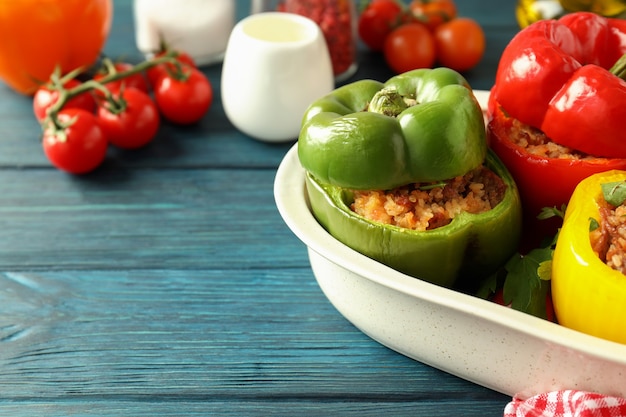 Concepto de comida sabrosa con pimiento relleno sobre fondo de madera