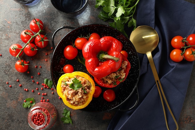 Concepto de comida sabrosa con pimiento relleno sobre fondo de textura oscura