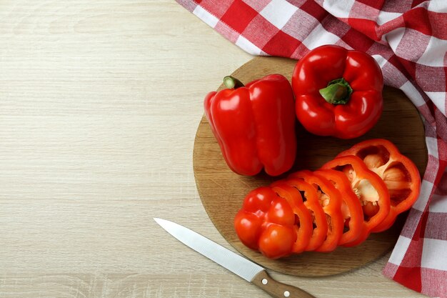 Concepto de comida sabrosa con pimiento sobre fondo de madera