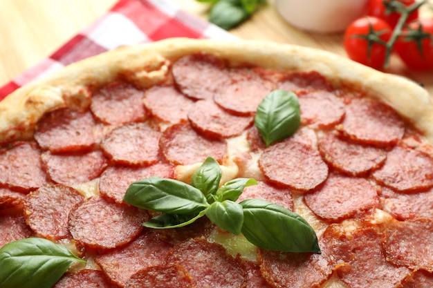 Concepto de comida sabrosa con pizza de salami, cerrar