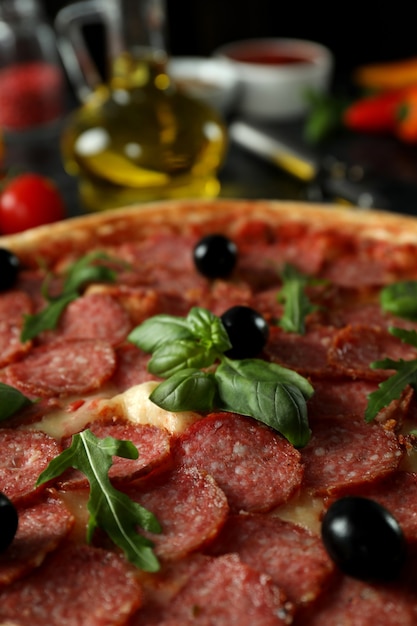 Concepto de comida sabrosa con pizza de salami, cerrar