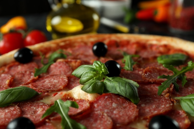 Concepto de comida sabrosa con pizza de salami, cerrar