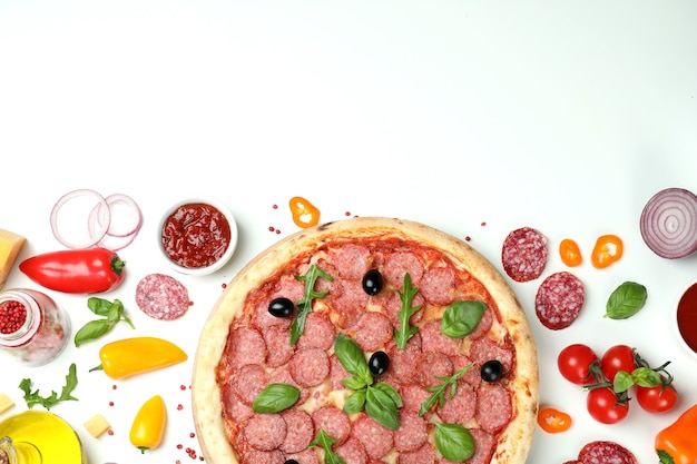 Concepto de comida sabrosa con pizza de salami sobre fondo blanco.