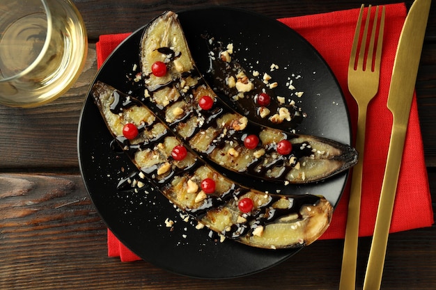 Concepto de comida sabrosa con plátano a la parrilla sobre fondo de madera