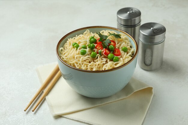 Concepto de comida sabrosa con plato de fideos en blanco con textura