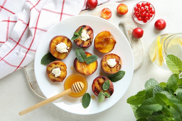 Concepto de comida sabrosa con plato con melocotón a la plancha