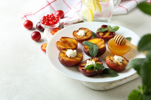 Concepto de comida sabrosa con plato con melocotón a la plancha