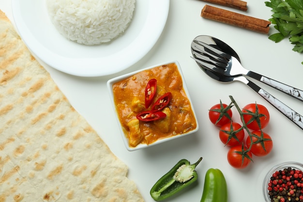 Concepto de comida sabrosa con pollo tikka sobre fondo blanco.